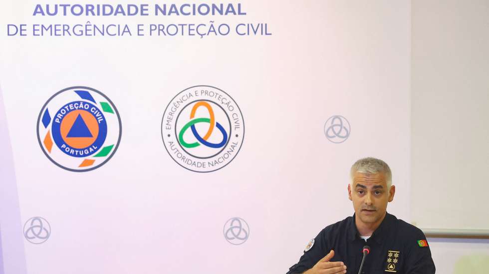 O comandante nacional de emergência e proteção civil, André Fernandes, durante uma conferência de imprensa na sede nacional da Autoridade Nacional de Emergência e Proteção Civil (ANEPC) para um ponto da situação operacional a respeito das operações de combate a incêndios rurais, Oeiras, 9 de agosto de 2023. MANUEL DE ALMEIDA/LUSA