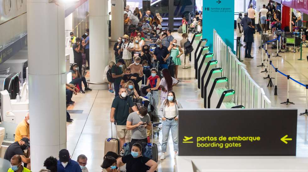 epa09350487 Passengers wait hours in long lines for their flight due to a strike of the handling company, Groundforce, which is causing major disruption in the Lisbon Airport, causing the cancelation of dozens of flights, in Lisbon, Portugal, 17 July 2021. Groundforce workers are protesting against collective dismissal of workers and low salaries.  EPA/JOSE SENA GOULAO