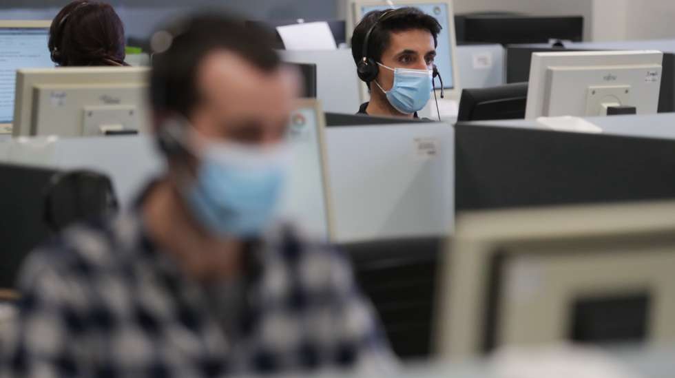Técnicos de enfermagem e medicina atendem chamadas no Serviço de Triagem, Acompanhamento e Encaminhamento do SNS24 em Lisboa, 24 de abril de 2020. TIAGO PETINGA/LUSA