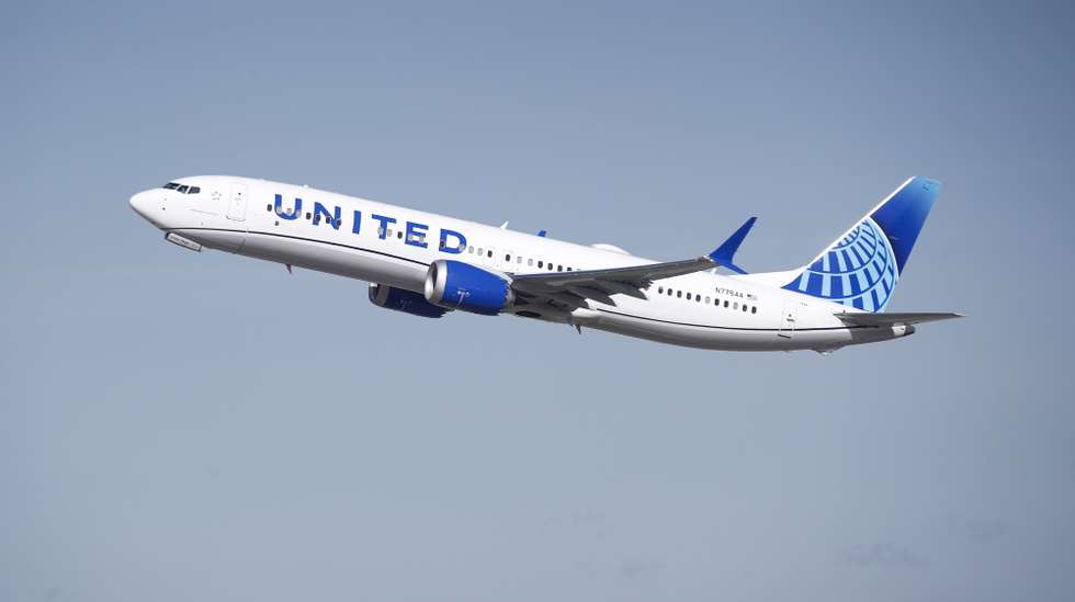 epa10414387 A United Airlines Boeing 737 MAX 9 departs from Los Angeles International Airport, in Los Angeles, California, USA, 18 January 2023. United Airlines fourth-quarter profits topped Wall Street estimates with an $843 million profit for the last three months of 2022.  EPA/CAROLINE BREHMAN