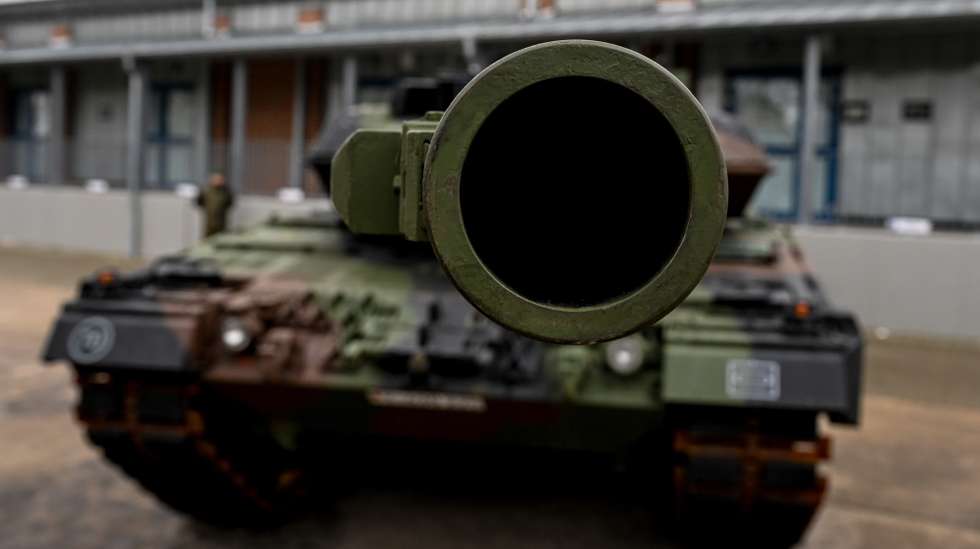 epa10480253 A German Leopard II Tank during German Defence Minister visit to a military training area in Munster, Germany, 20 February 2023. Ukraine soldiers train on the Leopard 2 A6 main battle tanks and the Marder 1 A3 infantry fighting vehicles at Munster military training area in Lower Saxony, as Germany supports Ukraine by training Ukrainian soldiers. Since November 2022, the training has been managed centrally by the European Military Assistance Mission Ukraine (EUMAM UA).  EPA/FILIP SINGER