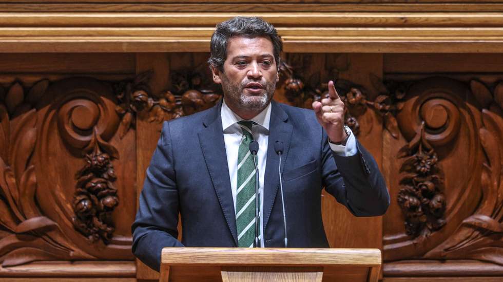 O deputado e presidente do Chega, André Ventura, interpela o Governo durante o debate parlamentar proposto pela Comissão Parlamentar de Saúde, sobre o Serviço Nacional de Saúde , na Assembleia da República em Lisboa, 15 de setembro de 2023. MIGUEL A. LOPES/LUSA