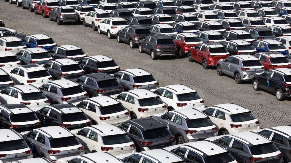 Veículos da Volkswagen, modelo T-Roc, provenientes da fábrica da Autoeuropa, em Palmela, aguardam no Terminal de Carga Geral e de Granéis de Leixões (TCGL) do porto de Leixões, Matosinhos, 13 de abril de 2023. JOSÉ COELHO/LUSA