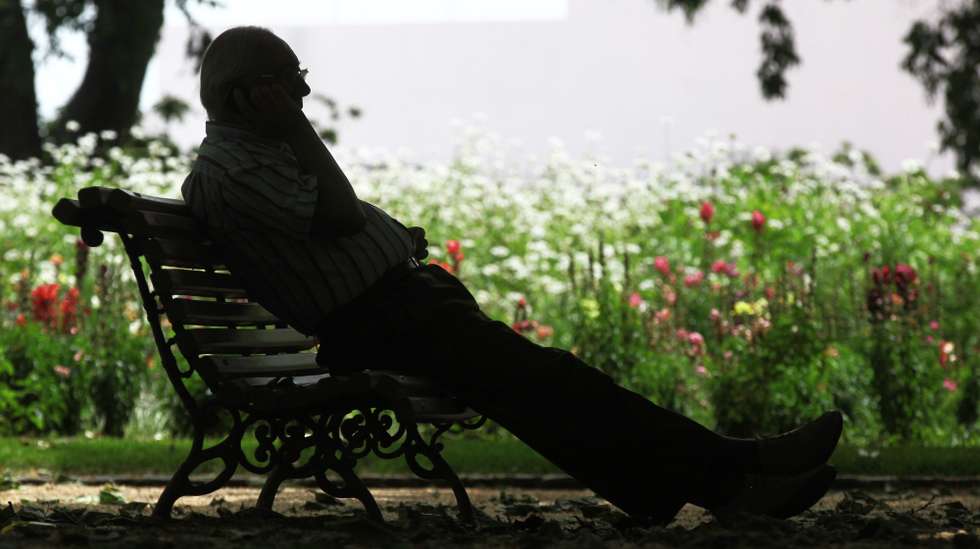 Um cidadão descansa na sombra de uma árvore no jardim municipal de Beja, com as temperaturas a meio da manhã a rondar os 30 graus, em Beja, 13 de maio de 2015. Os distritos de Portalegre, Évora e Beja estão hoje sob aviso amarelo (entre as 06:00 e as 23:59) devido à previsão de persistências de valores elevados da temperatura máxima. A temperatura máxima pode atingir hoje um valor recorde em Portugal para o mês de maio, a confirmarem-se os 40 graus Celsius previstos para Beja. NUNO VEIGA/LUSA