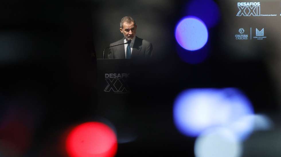 epaselect epa10891427 King Felipe VI of Spain delivers a speech at the Third Luso-Spanish Meeting in Cascais, Portugal, 30 September 2023. The meeting is organized by the Foundation D. Luis I and Foundation Duques de Soria, and dedicated to the 'Challenges of the 21st Century'.  EPA/ANTONIO PEDRO SANTOS / POOL