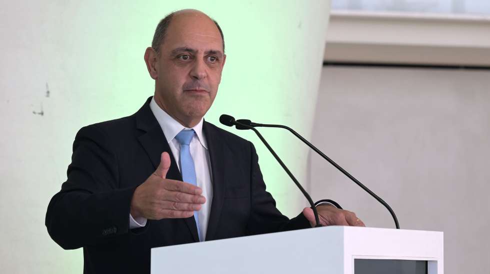 Ministro da Saúde diz que é "inaceitável" uma decisão médica ser ultrapassada por pressão política