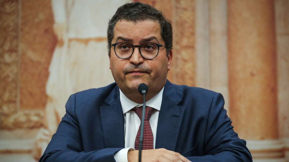 O presidente do grupo parlamentar do Partido Social Democrata (PSD), Joaquim Miranda Sarmento, usa da palavra durante uma conferência de imprensa sobre o "Pacote da Reforma Fiscal e Redução de Impostos" na Assembleia da República, em Lisboa, 12 de setembro de 2023. RODRIGO ANTUNES/LUSA