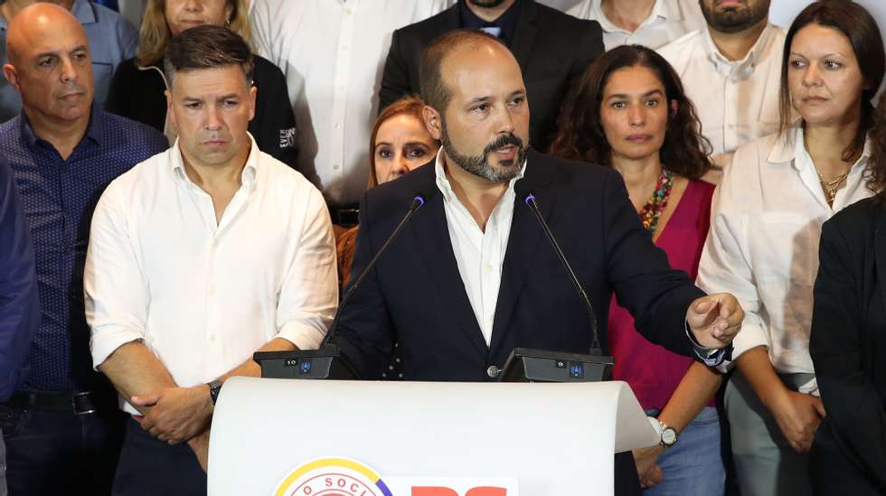 Sérgio Gonçalves, presidente do PS-Madeira, cabeça de lista do PS e deputado eleito à Assembleia Legislativa da Madeira, reage esta noite após o conhecimento dos resultados eleitorais para as eleições regionais, no Funchal, Madeira, 24 de setembro de 2023.  HOMEM DE GOUVEIA/LUSA