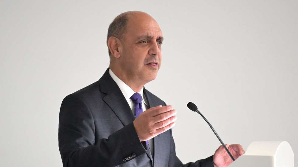 O ministro da Saúde, Manuel Pizarro, discursa durante a sessão comemorativa do Dia Nacional do Farmacêutico, no Porto, 26 de setembro de 2023. A data tem como objetivo divulgar a importância da profissão na sociedade. Adotado em 1989, pela Ordem dos Farmacêuticos, o Dia do Nacional do Farmacêutico comemora-se em 26 de setembro como homenagem a São Cosme e São Damião, os santos padroeiros da profissão farmacêutica. FERNANDO VELUDO/LUSA