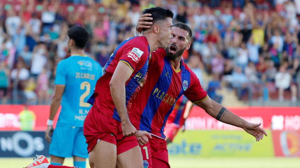 O jogador do GD Chaves Héctor Hernández (C) festeja após marcar o 1-1, durante o jogo da Primeira Liga de Futebol entre o GD Chaves e o Gil Vicente FC, disputado no Estádio Municipal Eng.º Manuel Branco Teixeira, em Chaves, 07 de outubro de 2023. PEDRO SARMENTO COSTA/LUSA