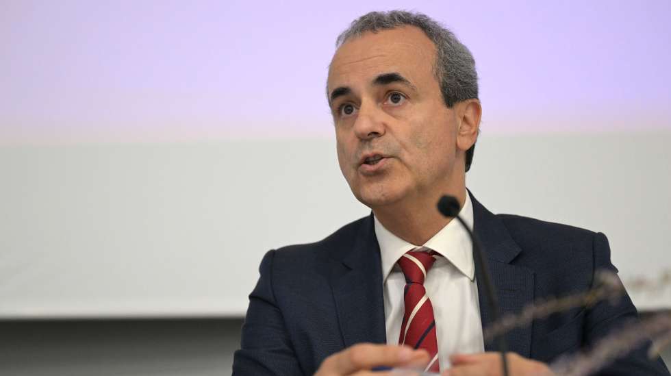 O diretor executivo do Serviço Nacional de Saúde (SNS), Fernando Araújo, discursa durante a sessão comemorativa do Dia Nacional do Farmacêutico, no Porto, 26 de setembro de 2023. A data tem como objetivo divulgar a importância da profissão na sociedade. Adotado em 1989, pela Ordem dos Farmacêuticos, o Dia do Nacional do Farmacêutico comemora-se em 26 de setembro como homenagem a São Cosme e São Damião, os santos padroeiros da profissão farmacêutica. FERNANDO VELUDO/LUSA