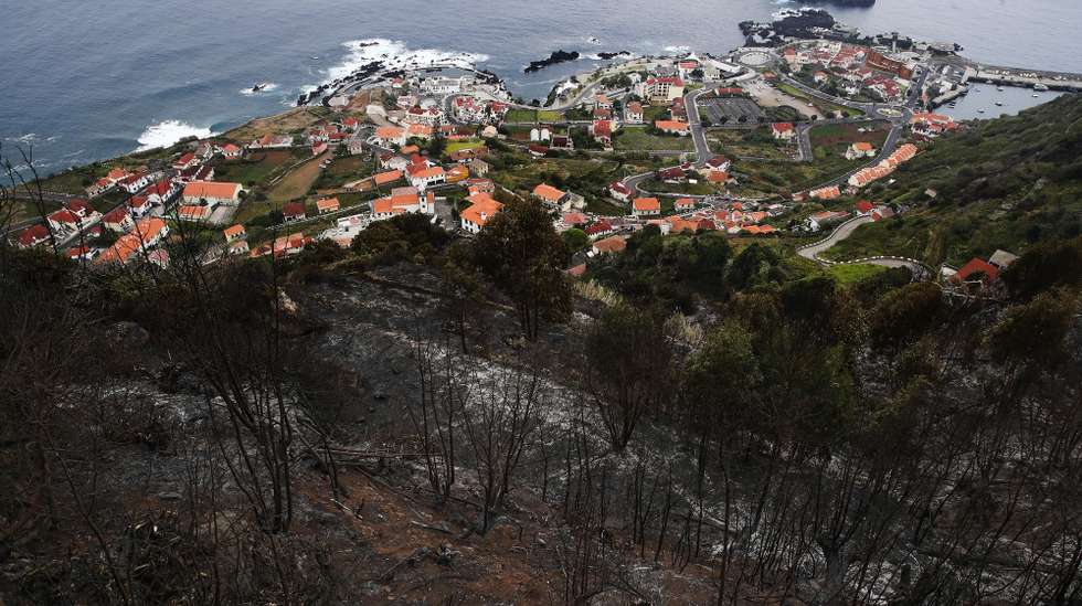 Os terrenos sobranceiros à freguesia do Porto Moniz apresentam os danos causados pelos incêndios desta noite, na freguesia do Porto Moniz, concelho do Porto Moniz, Madeira, 13 de outubro de 2023. HOMEM DE GOUVEIA/LUSA