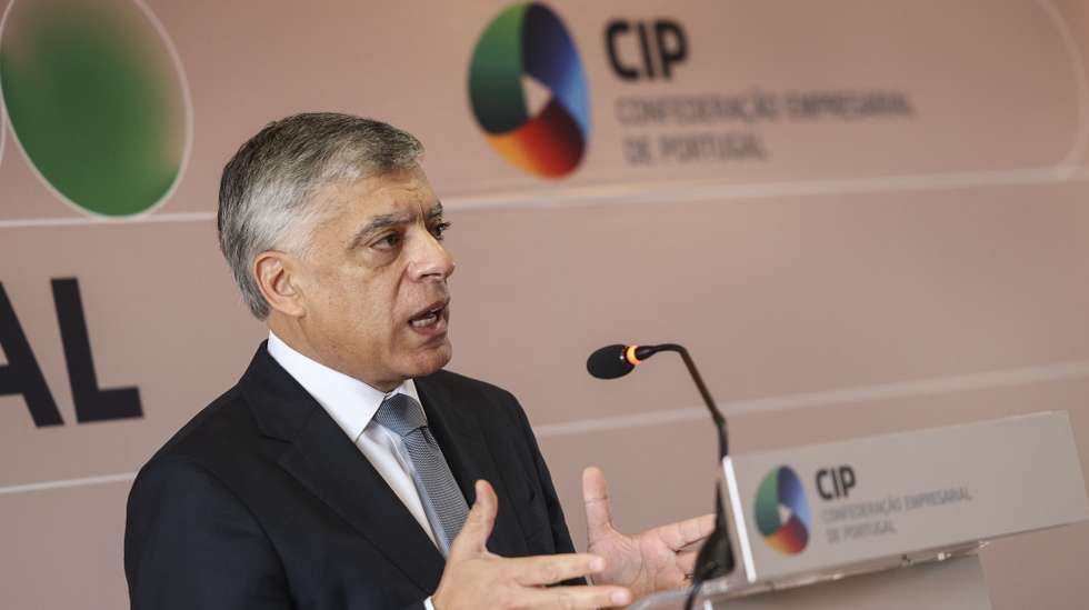 O presidente da CIP - Confederação Empresarial de Portugal, Armindo Monteiro, durante a conferência de imprensa onde aborda o Pacto Social, o Orçamento do Estado e as perspetivas económicas para 2024, esta manhã em Lisboa, 17 de outubro de 2023. MIGUEL A. LOPES/LUSA