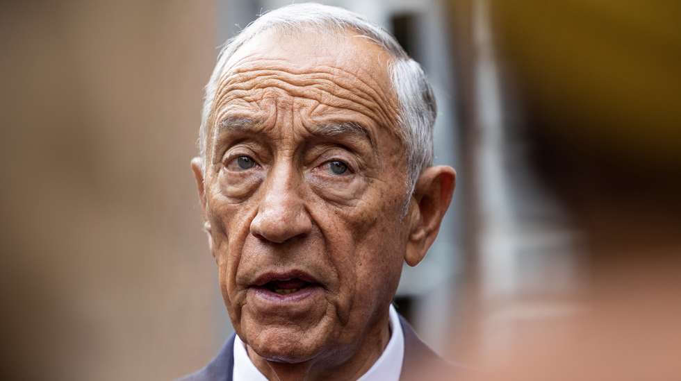 epa10925822 Portuguese President Marcelo Rebelo de Sousa looks on during a visit to Palais Provincial the Namur, Belgium, 18 October 2023. Marcelo Rebelo de Sousa is in Belgium for a three days visit.  EPA/JOSE COELHO