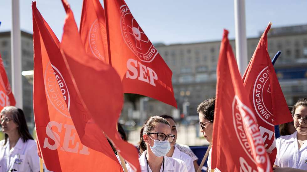 Enfermeiros concentrados manifestam-se em dia de greve dos enfermeiros do Centro Hospitalar Universitário Lisboa Norte (CHULN), convocada pelo Sindicato dos Enfermeiros Portugueses (SEP), para exigir: "contratação urgente de enfermeiros para fazer face às necessidades; valorização dos enfermeiros para que se possam contratar e manter; terminus das macas nos corredores dos serviços, uma situação indigna quer para os doentes quer para os profissionais de saúde; pagamento de todo o trabalho extraordinário e feriados em dívida; Justa e legal contabilização dos pontos detidos pelos enfermeiros e pagamento dos devidos retroativos desde 2018; harmonização do número de dias de férias entre todos os enfermeiros. É inadmissível que os enfermeiros com o designado Contrato Individual de Trabalho tenham menos dias de férias”, frente ao Hospital de Santa Maria, em Lisboa, 27 de abril de 2023. FILIPE AMORIM/LUSA