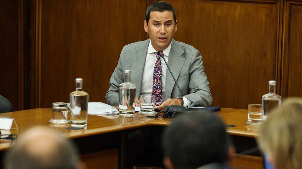 O ministro das Infraestruturas, João Galamba, fala perante a Comissão de Economia, Obras Públicas, Planeamento e Habitação na Assembleia da República em Lisboa, 19 de outubro de 2023. TIAGO PETINGA/LUSA