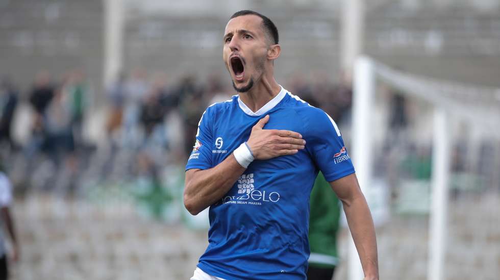 O jogador do Paredes, Chico, festeja após marcar um golo contra o Moreirense durante o jogo da 3.ª eliminatória da Taça de Portugal de futebol, disputado no Estádio Municipal das Laranjeiras em Paredes, 21 de outubro de 2023. MANUEL FERNANDO ARAÚJO/LUSA