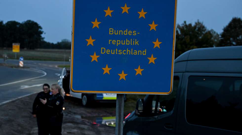 epa10913439 German police officers stand at a checkpoint during an operation to prevent illegal migration along the German-Polish border near Frost, Germany, 11 October 2023. Due to the increasing number of refugees arriving in Germany via the Balkan and Mediterranean routes, as well as war refugees from Ukraine, many refugee shelters in Germany have already reached their capacity limit.  EPA/Filip Singer  ATTENTION: This Image is part of a PHOTO SET