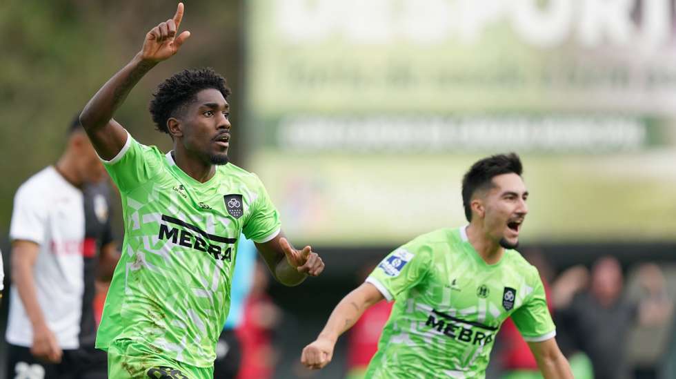 O jogador do Länk Vilaverdense, Lénio Neves, festeja após marcar um golo contra o Farense durante o jogo da 3.ª eliminatória da Taça de Portugal de futebol, realizado no Campo da Cruz do Reguengo, Vila Verde, Braga, 22 de outubro de 2023. HUGO DELGADO/LUSA