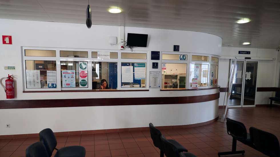 CONJUNTO DE 20 FOTOGRAFIAS: 05-20: Sala de espera para acompanhantes de doentes das urgências gerais (não covid-19), vazia ao meio do dia, uma vez que diminuiu o número de pacientes a procurar as urgências desde o início da pandemia, no Hospital do Espírito Santo, em Évora, 23 de abril de 2020. Na região de Portugal Continental com o menor número de casos confirmados de covid-19, os atuais internados com a doença no hospital de Évora “contam-se pelos dedos de uma mão”, mas a unidade hospitalar está preparada para um cenário pior. (ACOMPANHA TEXTO DO DIA 26 DE ABRIL DE 2020). NUNO VEIGA/LUSA