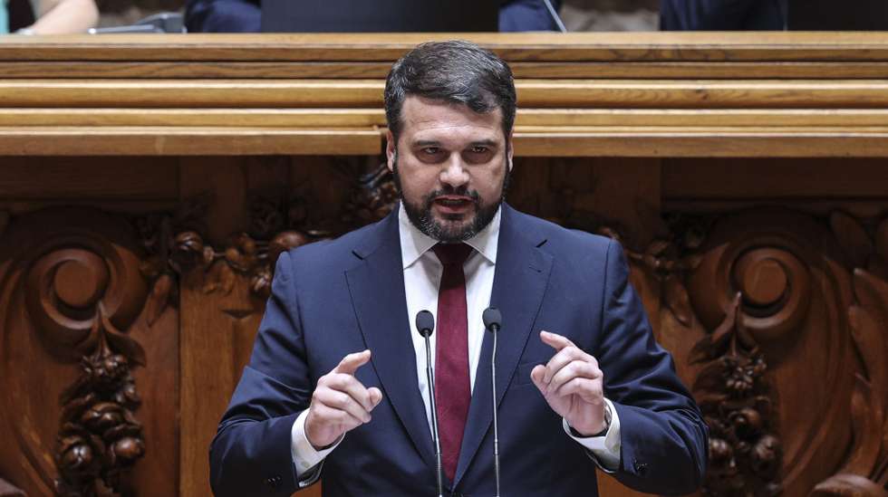 O secretário de Estado da Juventude e do Desporto, João Paulo Correia, intervém no debate parlamentar de atualidade requerido pelo Chega sobre "As ordens profissionais debaixo de ataque"Assembleia da República em Lisboa, 22 de junho de 2023. MIGUEL A. LOPES/LUSA