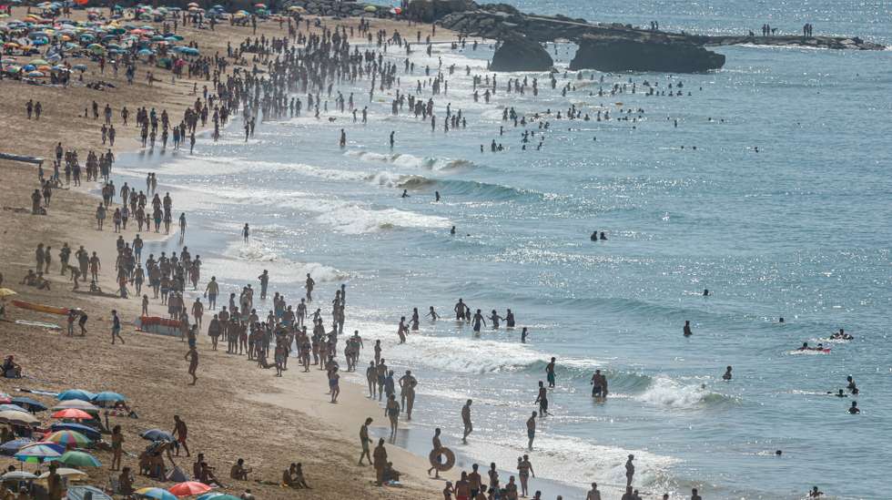 Turistas procuram as praias do Algarve para fugir à onda de calor que se faz sentir em Portugal, Albufeira, 22 de agosto de 2023. Por causa do tempo quente, o IPMA colocou os distritos de Vila Real, Bragança, Viseu, Guarda, Coimbra, Castelo Branco e Santarém sob aviso vermelho entre as 00:00 de hoje e as 10:00 de quinta-feira. LUÍS FORRA/LUSA