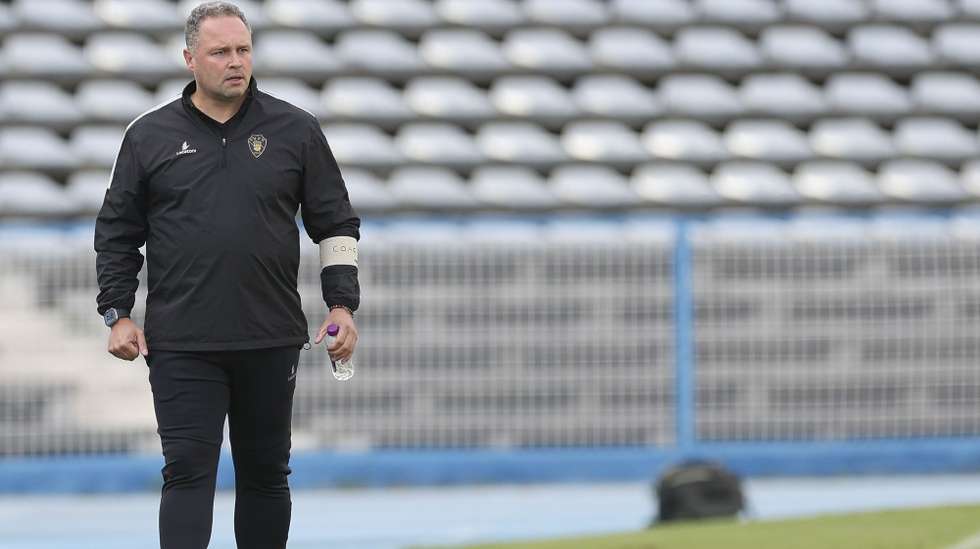O treinador do Gil Vicente, Vitor Campelos, reage durante o jogo da 3.ª eliminatória da Taça de Portugal de futebol contra o Belenenses, realizado no Estádio do Restelo, Lisboa, 22 de outubro de 2023. TIAGO PETINGA/LUSA