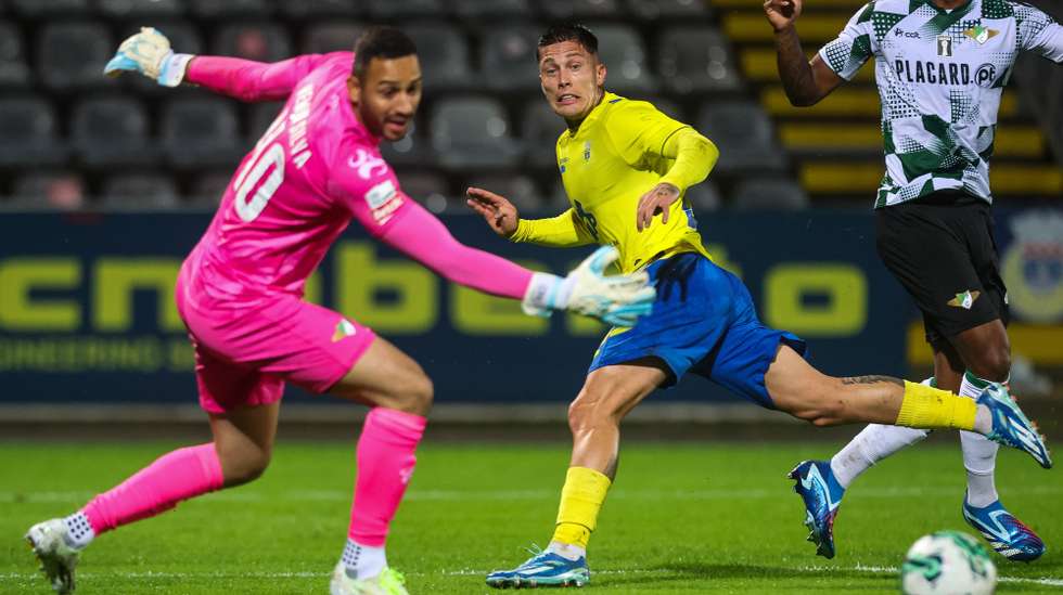 Mujica (D) do Arouca luta pela bola com Kewin do Moreirense durante o jogo da I Liga de Futebol disputado no Estádio Municipal de Arouca, 27 de outubro de 2023. PAULO NOVAIS/LUSA