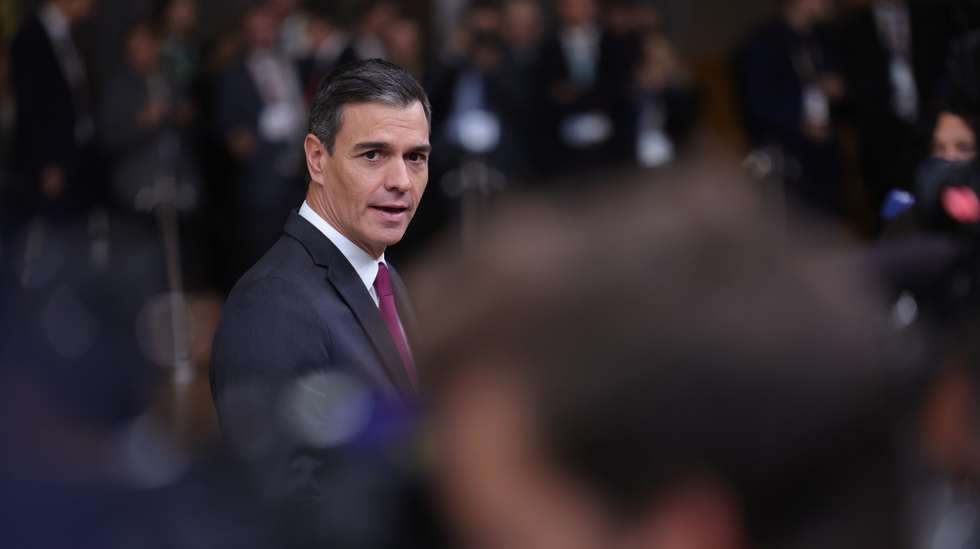 epa10940235 Spanish Prime Minister Pedro Sanchez arrives for the European Council meeting in Brussels, Belgium, 26 October 2023. In a two-day summit on 26-27 October, EU leaders are expected to address the situation in the Middle-East and Ukraine, as well as the EU's long-term budget, migration, and external relations.  EPA/OLIVIER MATTHYS