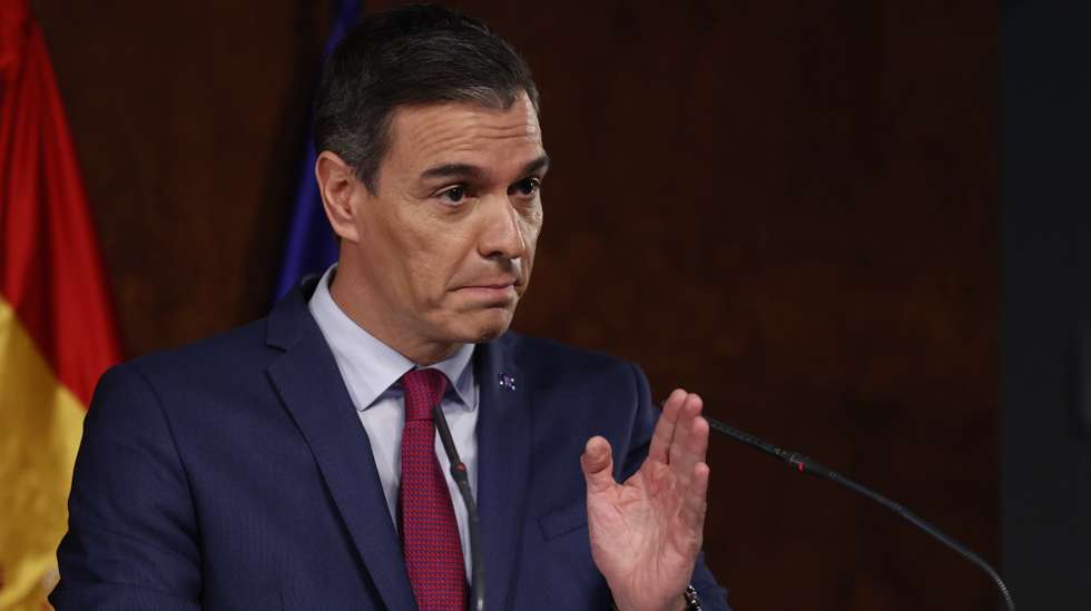 epa10935878 Acting Prime Minister and leader of the Spanish Socialist Party (PSOE) Pedro Sanchez addresses a press conference in Madrid, Spain, 24 October 2023. Left wing parties have signed an agreement to form the Government if Sanchez receives enough votes at Parliament to be invested as prime minister again.  EPA/Emilio Naranjo