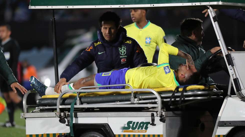 epaselect epa10924731 Brazil's Neymar reacts while being assisted to leave the field for a possible injury during a CONMEBOL FIFA World Cup 2026 qualifier soccer match between Uruguay and Brazil at Centenario stadium in Montevideo, Uruguay, 17 October 2023.  EPA/Raul Martinez