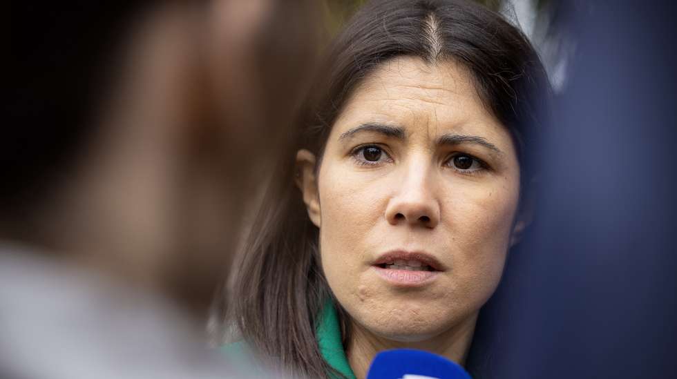 A coordenadora do Bloco de Esquerda (BE), Mariana Mortágua, fala à imprensa durante o plenário de trabalhadores da RTP, no Centro de Produção do Norte da RTP, em Vila Nova de Gaia, 03 de novembro de 2023. Este plenário acontece durante o decurso da greve que o Sindicato Nacional dos Trabalhadores das Telecomunicações e Audiovisual, SINTTAV marcou entre o dia 28 e o dia 3 de Novembro. JOSÉ COELHO/LUSA