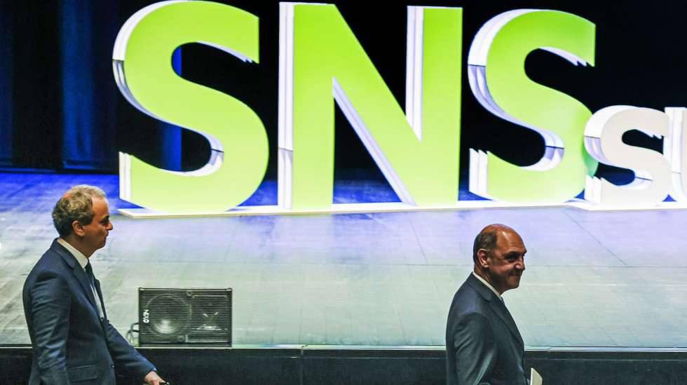 O ministro da Saúde, Manuel Pizarro (D), acompanhado pelo diretor executivo do Serviço Nacional de Saúde, Fernando Araújo, à chegada para a sessão de encerramento da SNS Summit – Centros de Responsabilidade Integrados, organizada pela Direção Executiva do SNS, no Convento de São Francisco, em Coimbra, 31 de maio de 2023. PAULO NOVAIS/LUSA