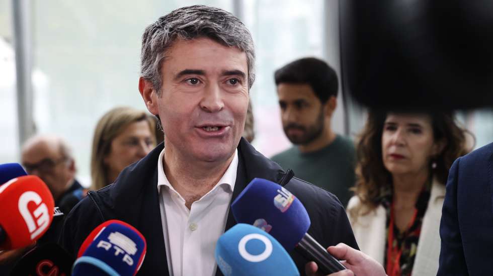 José Luís Carneiro, candidato a secretáeio-geral do Partido Socialista (C) à chegada para participar na reunião da Comissão Política Nacional, em Lisboa, 18 de novembro de 2023. MANUEL DE ALMEIDA/ LUSA