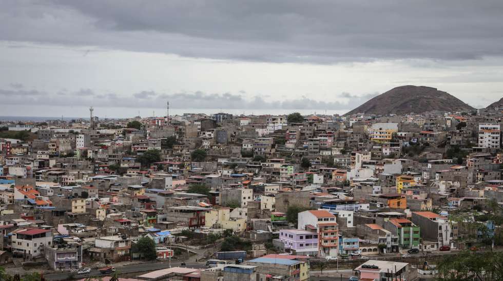 A capital de Cabo Verde está fora das listas de lugares célebres pela criminalidade, mas o tiro pelas costas que a meio de agosto matou uma adolescente de 16 anos, numa rua da cidade da Praia, reacendeu a discussão interna. Cidade da Praia, Cabo Verde, 16 de agosto de 2023. (ACOMPANHA TEXTO DE 28-08-2023)  ELTON MONTEIRO/LUSA