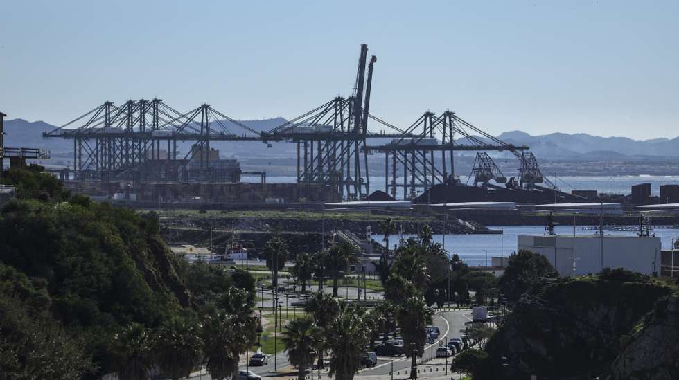 Porto de Sines, em Sines, 22 de novembro de 2023. A Estratégia Nacional para o Hidrogénio (EN-H2) foi aprovada pelo Conselho de Ministros em 21 de maio de 2020 e contemplava um grande projeto em Sines, que custará entre 04 a 4,5 mil milhões de euros dos 7.000 milhões totais previstos para o plano, dos quais 85% seria investimento privado. (ACOMPANHA TEXTO DA LUSA DE 26 DE NOVEMBRO DE 2023). MIGUEL A. LOPES/LUSA