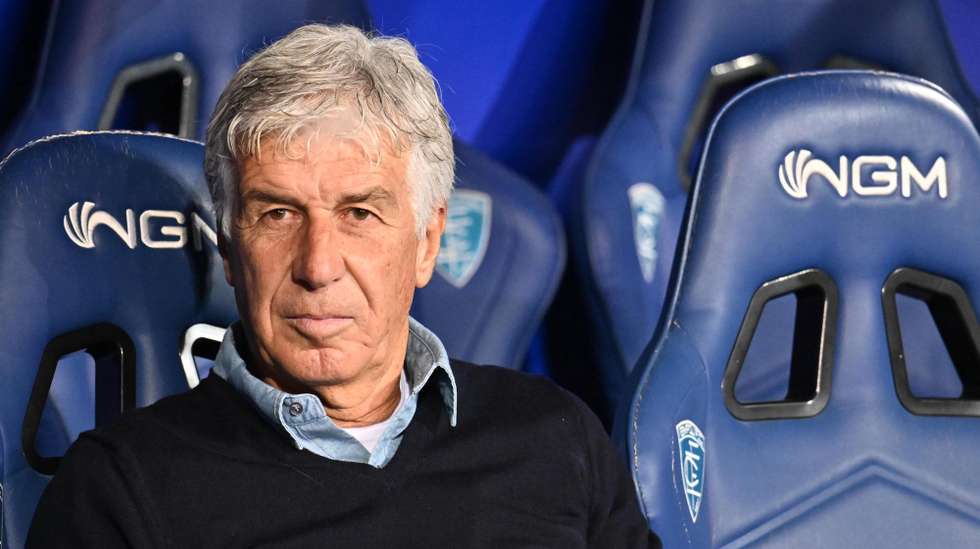 epa10949345 Atalanta's Gian Piero Gasperini looks on during the Italian serie A soccer match between Empoli FC and Udinese Calcio, in Empoli, Italy, 30 October 2023.  EPA/CLAUDIO GIOVANNINI