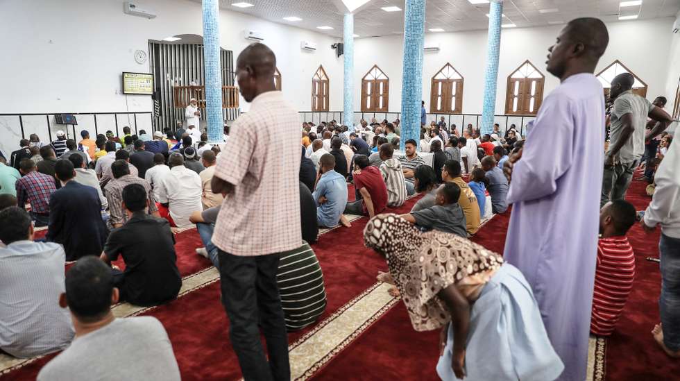 Mesmo sem reconhecimento oficial, o Islão ganha diariamente novos fiéis em Angola, onde muitos emigrantes muçulmanos destacam os laços de irmandade com os angolanos, realizando atividades comerciais e religiosas “sem barreiras e discriminação”, Luanda, Angola, 24 de novembro de 2023. Rezar, fazer comércio e criar laços com os “irmãos angolanos” é a rotina diária de muitos emigrantes que praticam o Islamismo em Angola, que consideram sua segunda casa. (ACOMPANHA TEXTO DE 1 DE DEZEMBRO DE 2023). AMPE ROGÉRIO/LUSA