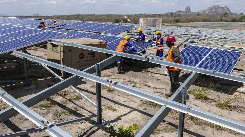 Equipas instalam os 125.000 painéis da maior central elétrica solar de Moçambique, em construção em Metoro, Cabo Delgado, norte do país, 10 de setembro de 2021. A central deverá entrar em produção em janeiro de 2022. (ACOMPANHA TEXTO DE 11/09/2021) LUIS MIGUEL FONSECA/LUSA