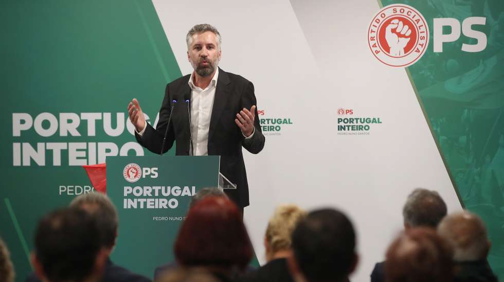 Pedro Nuno Santos, candidato a secretário-geral do PS, discursa durante um encontro com militantes e simpatizantes num hotel do Funchal, Madeira, 5 de dezembro de 2023. HOMEM DE GOUVEIA/LUSA