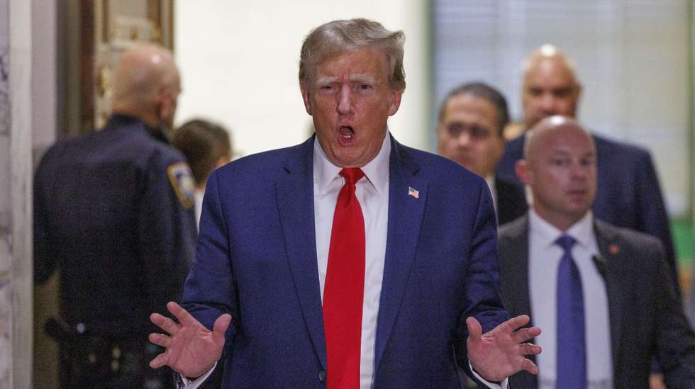 epa11016173 Former President of the United States, Donald J. Trump, speaks to the press during a break of his civil fraud court trial in New York, New York, USA, 07 December 2023. Trump, his adult sons and the Trump family business are facing a lawsuit by the State of New York accusing them of inflating the value of assets to get favorable loans from banks.  EPA/SARAH YENESEL