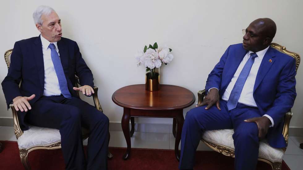 O ministro das Relações Exteriores de Angola Téte António (D) e o ministro dos Negócios Estrangeiros de Portugal João Gomes Cravinho (E) momentos antes da VI Reunião Ministerial do Caminho Conjunto Angola-União Europeia, no Ministério das Relações Exteriores em Luanda, Angola, 10 de dezembro de 2023. AMPE ROGÉRIO/LUSA