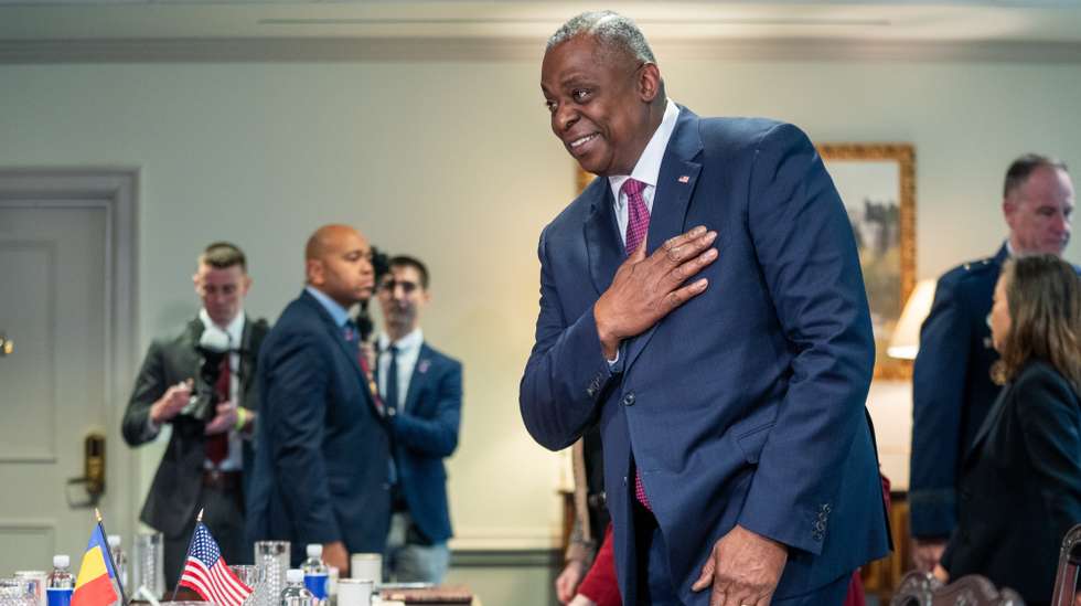 epa11010883 US Secretary of Defense Lloyd Austin arrives to deliver remarks during a meeting with Romanian prime minister at the Pentagon in Arlington, Virginia, USA, 04 December 2023. The two leaders were unified in their condemnation of Russia and pledged unwavering support to the Ukrainian people. Secretary Austin thanked Romania for continuing to host over 3,000 US and Allied forces to strengthen deterrence and defense along NATO's Eastern Flank.  EPA/SHAWN THEW