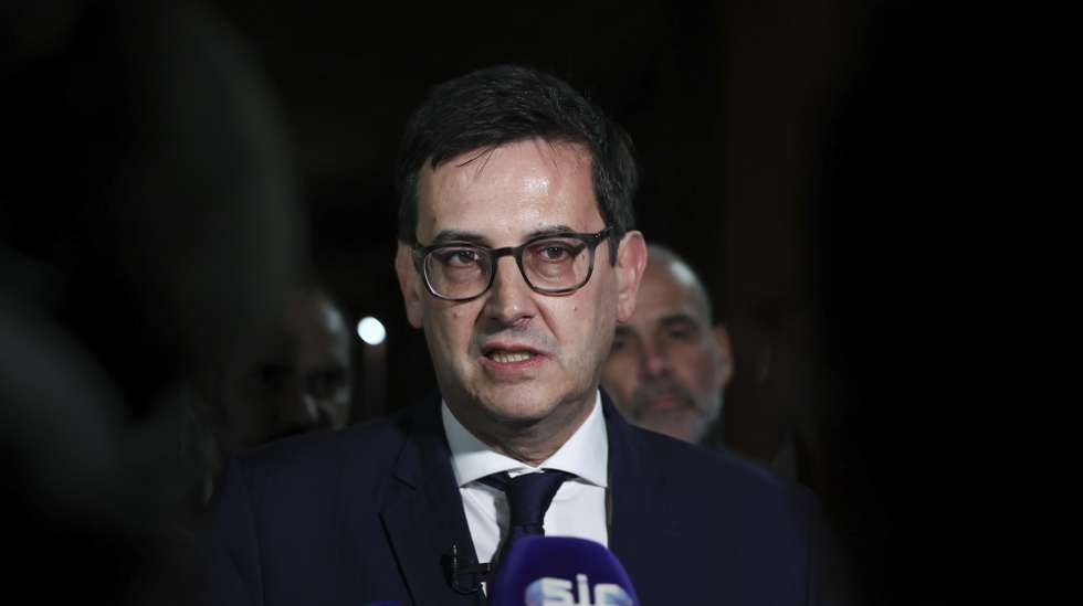 O presidente do Iniciativa Liberal, Rui Rocha, fala aos jornalistas no final da reunião com a administração do Hospital Garcia de Orta, em Almada, 05 de dezembro de 2023.    MANUEL DE ALMEIDA/LUSA