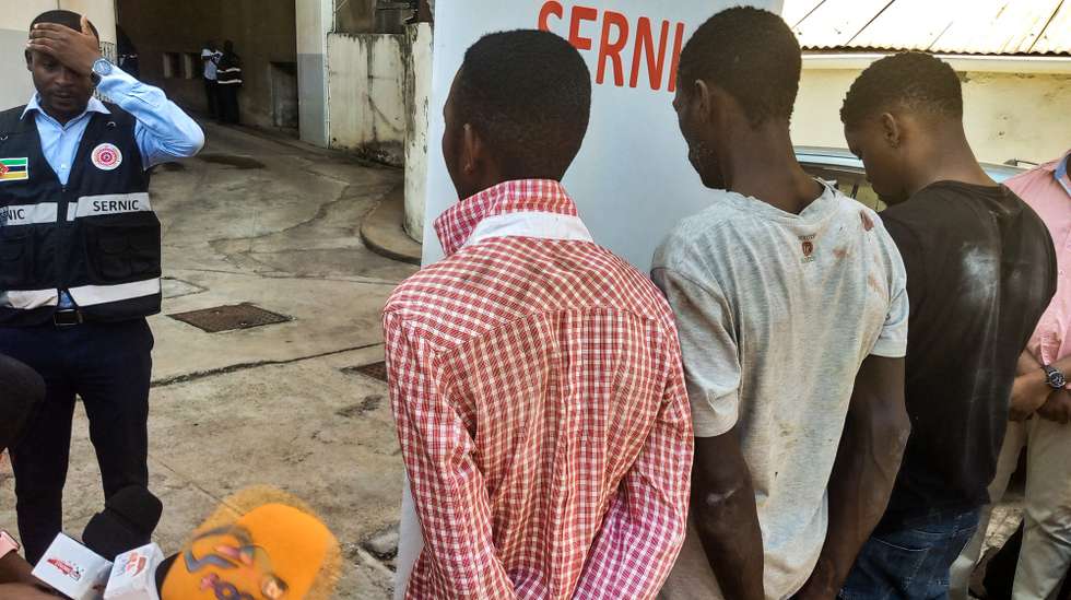 A polícia de Moçambique deteve esta madrugada três pessoas envolvidas no rapto de uma jovem luso-moçambicana de 26 anos, que esteve em cativeiro durante 50 dias, e procura um quarto elemento considerado “peça chave” neste e outros casos, em Maputo, Moçambique, 21 de dezembro de 2023. A vítima tinha sido raptada à porta de casa, no centro de Maputo, no dia 01 de novembro, por três homens armados, tendo o Ministério dos Negócios Estrangeiros (MNE) de Portugal confirmado anteriormente que estava a acompanhar o caso. ESTEVÃO CHAVISSO/LUSA