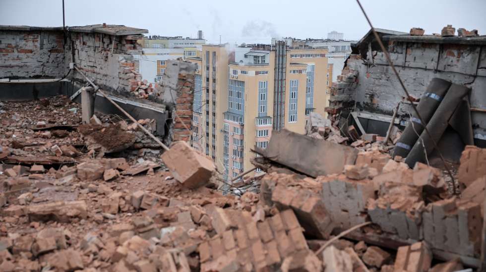 epa11040618 Damage seen at the site of a drone attack on a residential building in Kyiv (Kiev), Ukraine, 22 December 2023, amid the Russian invasion. At least two people were injured after a Russian drone attack hit a residential building in the Solomianskyi district of Kyiv, the mayor of the city Vitali Klitschko wrote on telegram. For the third time in the last six days, Russia's 'Shahed' type drones attempted to hit infrastructure and residential buildings in the Ukrainian capital, the Kyiv City Military Administration said. Russian troops entered Ukrainian territory on 24 February 2022, starting a conflict that has provoked destruction and a humanitarian crisis.  EPA/Oleg Petrasyuk