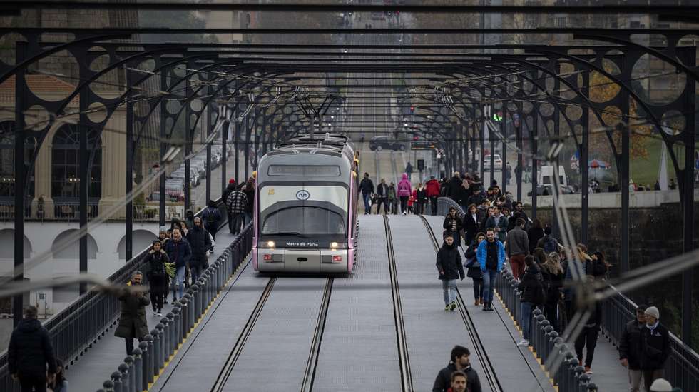 O metro passa a ponte D. Luís no Porto, 5 de dezembro de 2022. O Metro do Porto celebra este mês o seu 20º Aniversário. (ACOMPANHA TEXTO DE 06 DE DEZEMBRO DE 2022). JOSÉ COELHO/LUSA