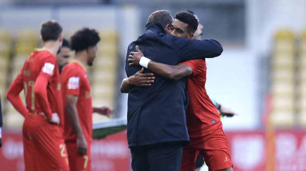 O jogador do Gil Vicente, Murilo (D), festeja com o treinador Vitor Campelos um golo contra o Boavista durante o jogo da 15ª jornada da I Liga de Futebol realizado no Estádio Cidade de Barcelos, 30 de dezembro de 2023. MANUEL FERNANDO ARAÚJO/LUSA