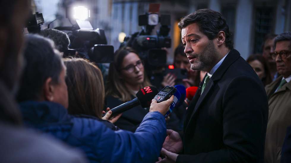 O presidente do Chega, André Ventura, fala aos jornalistas à chegada para uma visita ao quartel dos Bombeiros Voluntários de Lisboa, em Lisboa, 30 de dezembro de 2023. JOSÉ SENA GOULÃO/LUSA