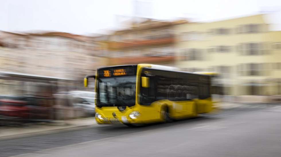 Um autocarro da Carris Metropolitana em serviço na área de Lisboa, 27 de dezembro de 2023. A Carris Metropolitana é uma iniciativa dos 18 municípios do coletivo rodoviário de passageiros na Área Metropolitana de Lisboa (AML) que, através da Transportes Metropolitanos de Lisboa, funde a operação de transporte público rodoviário de toda a AML numa só imagem e serviço. (ACOMPANHA TEXTO DA LUSA DO DIA 30 DE DEZEMBRO DE 2023). MIGUEL A. LOPES/LUSA